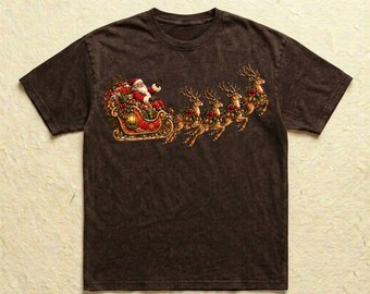 Könnte beinhalten: Ein dunkelbraunes Kurzarm-T-Shirt mit einem Grafikdruck, der den Weihnachtsmann in einem roten, mit Geschenken gefüllten Schlitten zeigt, gezogen von vier Rentieren, die mit grünen Kränzen und roten Schleifen geschmückt sind.