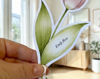 Tarjetas de mesa personalizadas con tulipanes para bodas: elegantes tarjetas de identificación minimalistas.
