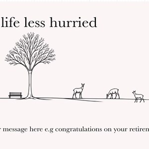 Puede incluir: Una taza de cer&aacute;mica blanca con asa negra y el texto "But First, Coffee" en negrita negra. La taza se encuentra sobre un fondo borroso, sugiriendo un ambiente acogedor.
