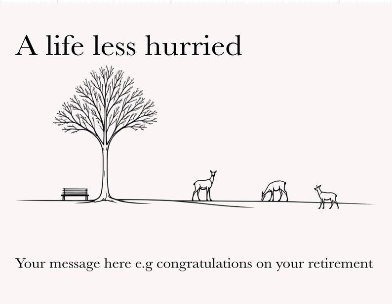 Puede incluir: Una taza de cer&aacute;mica blanca con asa negra y el texto "But First, Coffee" en negrita negra. La taza se encuentra sobre un fondo borroso, sugiriendo un ambiente acogedor.
