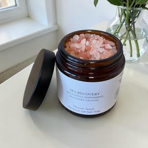 Puede incluir: Un juego de tres tazas de cer&aacute;mica con un acabado moteado y mate. Las tazas son de color crema, gris claro y gris oscuro. Cada taza tiene un dise&ntilde;o simple y minimalista, ideal para caf&eacute; o t&eacute;.