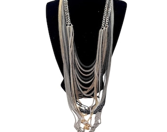 Lote de 2 collares de cadena multicapa de tonos mixtos: negro, plata y oro. Estilo flapper.