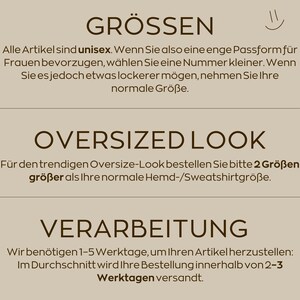 K&ouml;nnte beinhalten: Eine beige Infografik mit dunkelbraunem Text. Die Abschnitte sind mit GR&Ouml;SSEN, OVERSIZED LOOK und VERARBEITUNG betitelt. Der Text enth&auml;lt Hinweise zu Unisex-Gr&ouml;&szlig;en, Anleitungen f&uuml;r einen Oversize-Look sowie Angaben zur Produktionsdauer.
