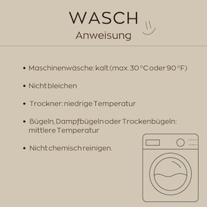 K&ouml;nnte beinhalten: Ein beigefarbenes Hinweisschild mit der &Uuml;berschrift WASCH Anweisung und einem Smiley-Symbol. Es enth&auml;lt Pflegehinweise: Maschinenw&auml;sche kalt bei 30&deg;C oder 90&deg;F, nicht bleichen, Trockner bei niedriger Temperatur, B&uuml;geln bei mittlerer Temperatur, nicht chemisch reinigen.