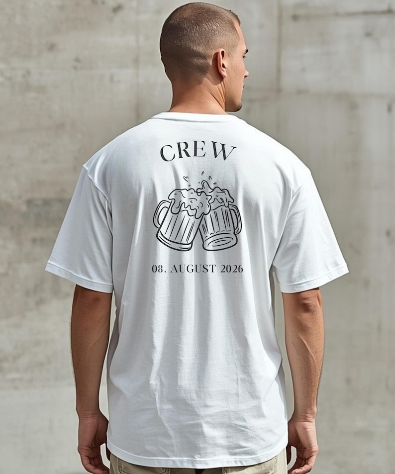 K&ouml;nnte beinhalten: Ein wei&szlig;es kurz&auml;rmeliges T-Shirt mit einer schwarzen Grafik auf der R&uuml;ckseite. Das Design zeigt das Wort CREW &uuml;ber zwei ansto&szlig;enden Bierkr&uuml;gen mit Schaum sowie den Text 08. AUGUST 2026 in schwarzer Schrift unter der Abbildung.