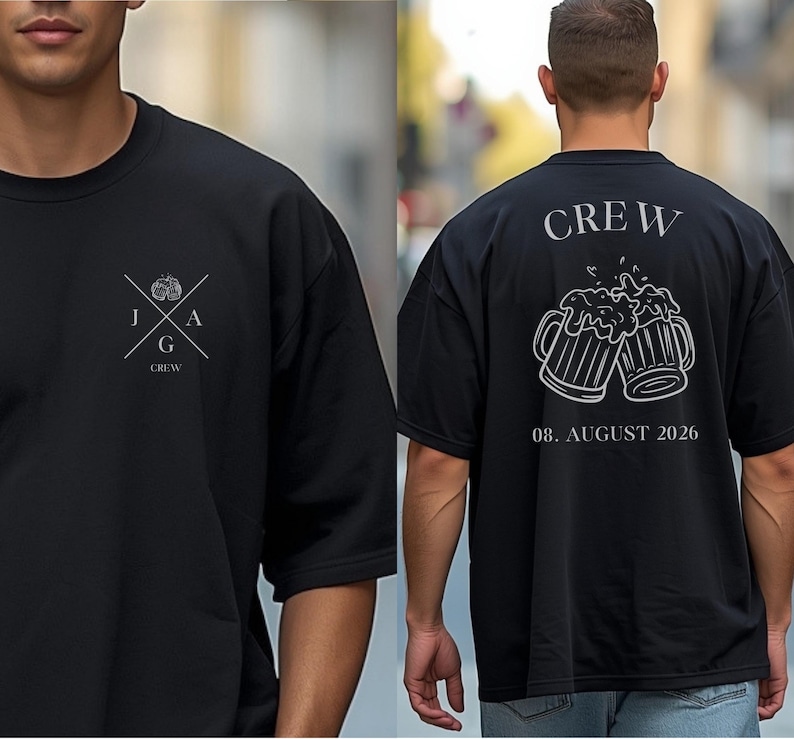K&ouml;nnte beinhalten: Ein schwarzes T-Shirt mit einer wei&szlig;en Grafik auf der Vorderseite, die die Buchstaben J, A, G und das Wort CREW zeigt. Die R&uuml;ckseite zeigt eine gro&szlig;e wei&szlig;e Grafik von zwei ansto&szlig;enden Bierkr&uuml;gen, den Text CREW und das Datum 08. AUGUST 2026.
