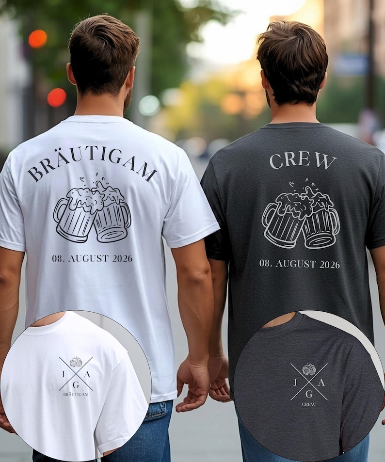 K&ouml;nnte beinhalten: Ein wei&szlig;es T-Shirt mit dem Text BR&Auml;UTIGAM und einer Bierkrug-Grafik &uuml;ber 08. AUGUST 2026 sowie ein dunkelgraues T-Shirt mit dem Text CREW und einer Bierkrug-Grafik &uuml;ber 08. AUGUST 2026. Beide Shirts zeigen ein kleines Brustlogo mit J A G.