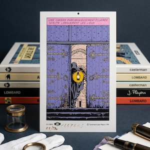 Peut inclure: Une impression rectangulaire montrant une porte violette avec des gonds en fer, une silhouette encapuchonnée tenant une lanterne jaune brillante, et le texte : UNE OMBRE PARCIMONIEUSEMENT ÉCLAIRÉE SCRUTE LONGUEMENT LES LIEUX. Bas avec EX-LIBRIS, PLEYERS, 1996.