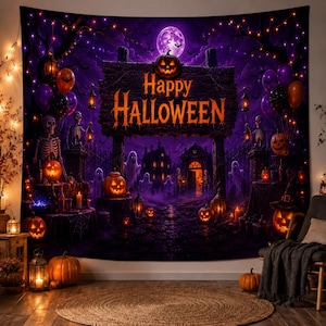 Peut inclure: Une tapisserie murale rectangulaire représentant une scène d'Halloween violette avec un grand panneau en bois portant l'inscription Happy Halloween. L'image comprend des citrouilles lumineuses, des squelettes, des fantômes, une pleine lune et des ballons flottants sur un paysage sombre et effrayant avec un chemin en pierre menant à une maison.