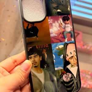 Puede incluir: Funda de teléfono negra con un collage de imágenes. Las imágenes incluyen una persona sentada, un personaje de dibujos animados en un columpio y otros retratos. La funda tiene un borde negro y un recorte para la cámara.