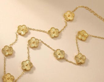 Pulsera de flores doradas para mujer, joya minimalista y elegante con flores texturizadas, elegante pulsera de cadena, un regalo moderno para mujer.