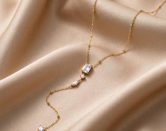 Y-format halsband med ett glittrande geometriskt hänge i kubisk zirkonia, 18k guldpläterat, rostfritt stål, damsmycken