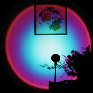 Luminária Rainbow Sunset, Luz de Projeção USB, Luminária de LED Giratória para Ambientes Exóticos, Decoração Estética para Quartos, Presente Ideal para Luz Noturna no Quarto