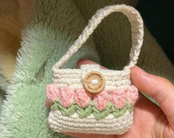 Handgemachte gehäkelte AirPods Hülle mit Gurt und Knopf / Floral gestrickter Ohrhörer Halter / Weiche Schutzhülle / Süße handgemachte Mini Tasche Stil Hülle