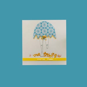 Puede incluir: Ilustración artística con un diseño caprichoso. Una forma de paraguas con estampado azul y blanco remata un par de piernas. El texto "EASTER FANNY" está impreso en una pancarta amarilla en la parte inferior. Puntos amarillos dispersos añaden detalles.