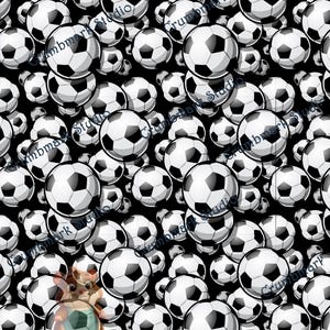 Peut inclure: Motif répété de ballons de football noirs et blancs sur fond noir. Les ballons de football sont de différentes tailles et orientations, créant un design dynamique. Le texte "Crumbmark Studio" est visible dans l'image.