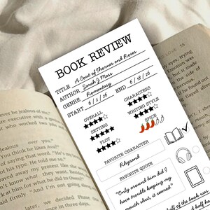 Peut inclure: Une fiche de critique de livre blanche pour "A Court of Thorns and Roses" de Sarah J. Mass, avec des étoiles de notation, un indicateur d'épices et une citation. La fiche est ouverte sur un livre.