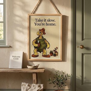 Puede incluir: Una tabla de cortar de madera hecha a mano con un acabado natural. La tabla presenta un borde vivo en un lado y una forma rectangular lisa. Mide aproximadamente 45 cm de largo y 30 cm de ancho.