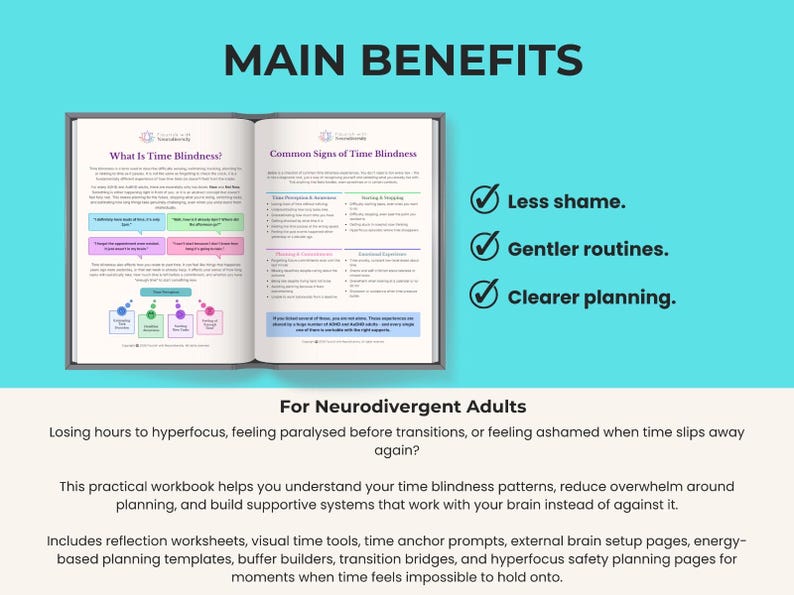 Op de afbeelding: Een open werkboek getiteld Main Benefits for Neurodivergent Adults, met pagina's over tijdsblindheid. De tekst bevat secties over tekenen van tijdsblindheid, reflectiewerkbladen en planningssjablonen. Vinkjes benadrukken minder schaamte, zachtere routines en een duidelijkere planning.