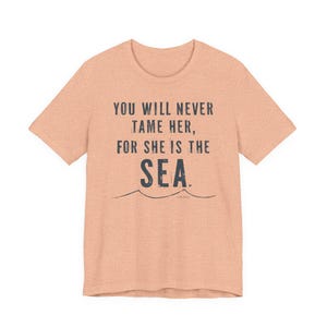 Camiseta "Nunca la domarás", camiseta con estampado costero para mujer, camiseta con cita sobre el mar, camiseta para amantes del océano, camiseta de playa para mujer - Blanco vintage Heather Peach