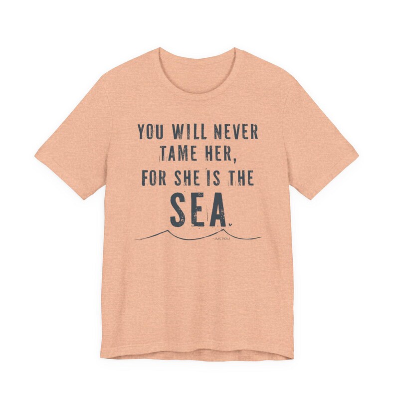 Camiseta "Nunca la domarás", camiseta con estampado costero para mujer, camiseta con cita sobre el mar, camiseta para amantes del océano, camiseta de playa para mujer - Blanco vintage Heather Peach