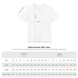 Puede incluir: Camiseta blanca Bella+Canvas 3001 con medidas de ancho, largo y largo de manga en cent&iacute;metros. La tabla de tallas incluye XS a 5XL. Se muestra el texto "Bella+Canvas 3001 sizes".