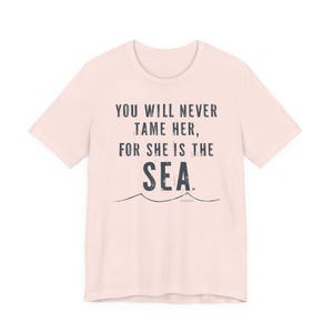 Camiseta "Nunca la domarás", camiseta con estampado costero para mujer, camiseta con cita sobre el mar, camiseta para amantes del océano, camiseta de playa para mujer - Blanco vintage Soft Pink