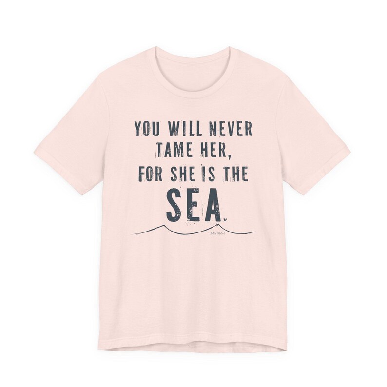 Camiseta "Nunca la domarás", camiseta con estampado costero para mujer, camiseta con cita sobre el mar, camiseta para amantes del océano, camiseta de playa para mujer - Blanco vintage Soft Pink