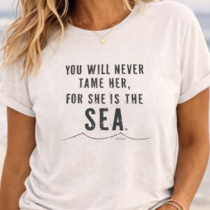 Camiseta "Nunca la domarás", camiseta con estampado costero para mujer, camiseta con cita sobre el mar, camiseta para amantes del océano, camiseta de playa para mujer - Blanco vintage imagen 1