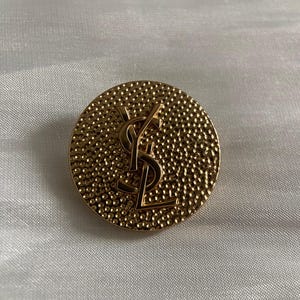 bouton vintage en métal doré