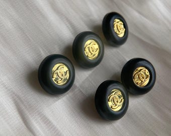 Set de 5 botones vintage de resina y metal.