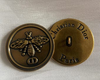 Botón metálico vintage con acabado antiguo