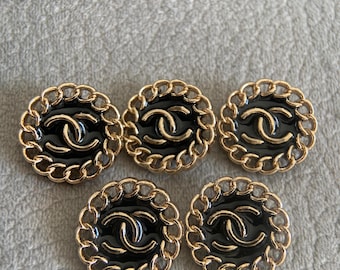 Set of 5 buttons with an aged finish