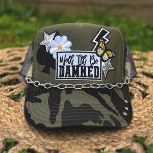 Peut inclure: Ensemble de trois mugs en céramique avec une finition mate et mouchetée. Chaque mug est de couleur différente : bleu clair, crème et gris. Les mugs ont un design simple et moderne avec une anse confortable.