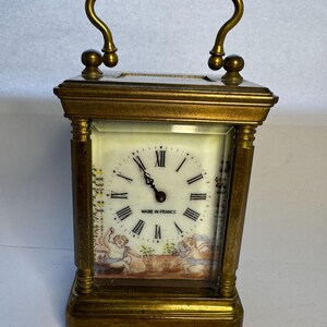 Vintage Französische Messing Kutschenuhr mit handbemalten Porzellan Cherub Panels & Schlüssel