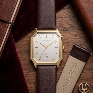 Reloj de cuarzo Bulova vintage de 1982. Caja octogonal chapada en oro. Ventana de fecha.