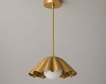 Lámpara colgante de latón con pantalla estriada, lámpara de techo moderna y globo opalino.