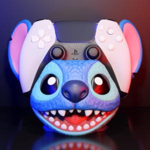 Puede incluir: Una funda de controlador azul y blanco con un diseño de personaje de dibujos animados. La funda tiene una cara azul con ojos grandes y una amplia sonrisa, con mangos de controlador blancos y orejas rosas. El diseño es para un controlador de consola de juegos.