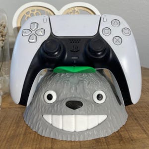 Puede incluir: Un conjunto de tres jarrones de cerámica de diferentes alturas y formas. Los jarrones están esmaltados en un acabado blanco mate, ofreciendo una estética minimalista. El jarrón más alto mide aproximadamente 25 cm.