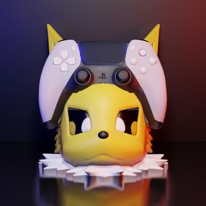 Può includere: Statuetta gialla e bianca di un personaggio dei cartoni animati con un controller PlayStation 5 sulla testa. La statuetta ha orecchie gialle e un colletto bianco. Il controller è nero e bianco.