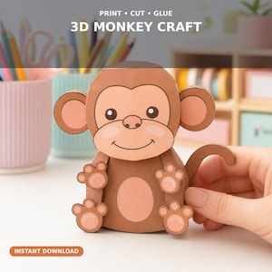 Può includere: Un progetto di artigianato in carta 3D raffigurante una scimmia nei toni del marrone e rosa chiaro con un viso sorridente, orecchie rotonde e una coda arricciata. Il testo PRINT • CUT • GLUE 3D MONKEY CRAFT e INSTANT DOWNLOAD è visibile.