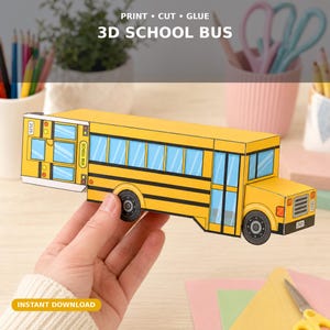 Può includere: Un modello di scuolabus 3D in carta gialla con finiture nere, finestrini blu e il testo 3D SCHOOL BUS PRINT CUT GLUE. L'autobus presenta un corpo rettangolare, un cofano anteriore e ruote nere con pannelli laterali e finestrini dettagliati.