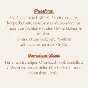 May include: A beige informational graphic with brown text detailing sizing guidelines. The text includes the headings Passform and Oversized-Look, providing instructions on selecting sizes for unisex garments to achieve either a fitted, standard, or oversized appearance.