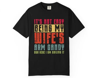 Koszulka z napisem "Żona na ramieniu, zabawny T-shirt z mężem, sarkastyczna koszulka z małżeństwem, prezent na Dzień Ojca 2026, koszulka z humorem retro o związkach