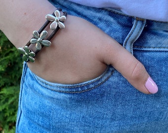 Leather metal bracelet,  Double wrap leather bracelet, Uno de 50 style with flower zamak