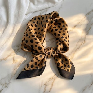Sciarpa quadrata in seta 100% con stampa leopardata, bandana elegante con motivo animalier.