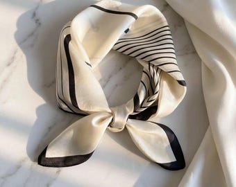 Chusta z jedwabiu 100%, kwadratowa bandana, detal w czarne paski, minimalistyczny dodatek modowy