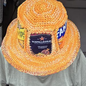 Hinkhatt av återvunnen plåtburk, festivalhuvudbonad, tillverkad på beställning, raffia och bomullsgarn