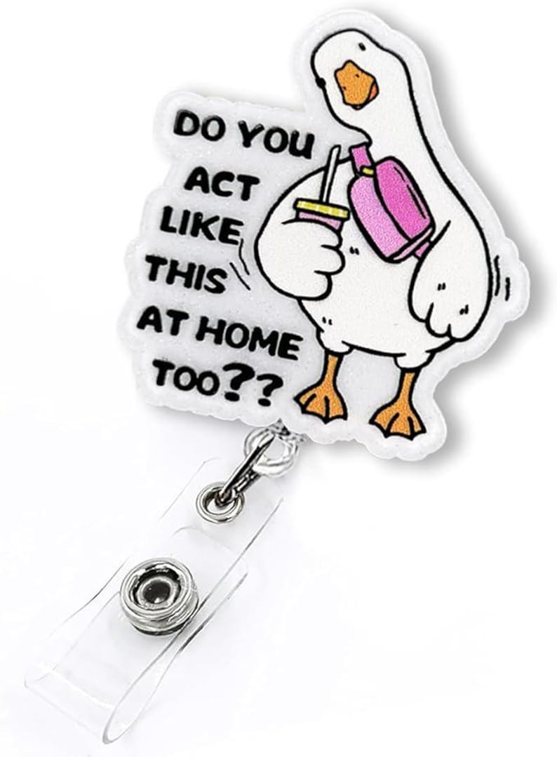 K&ouml;nnte beinhalten: Ein wei&szlig;es G&auml;nse-Cartoon-Ausweis-Jojo mit dem Text "DO YOU ACT LIKE THIS AT HOME TOO??". Die Gans h&auml;lt ein Getr&auml;nk und eine rosa Tasche. Das Ausweis-Jojo hat einen transparenten Kunststoffriemen und einen Metallclip.