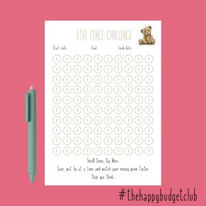 Puede incluir: Un gráfico de ahorro de Five Pence Challenge con una ilustración de oso de peluche. El gráfico tiene círculos para rastrear los ahorros, con el texto "Small Coins, Big Wins". Un bolígrafo turquesa está en el lado izquierdo de la imagen.